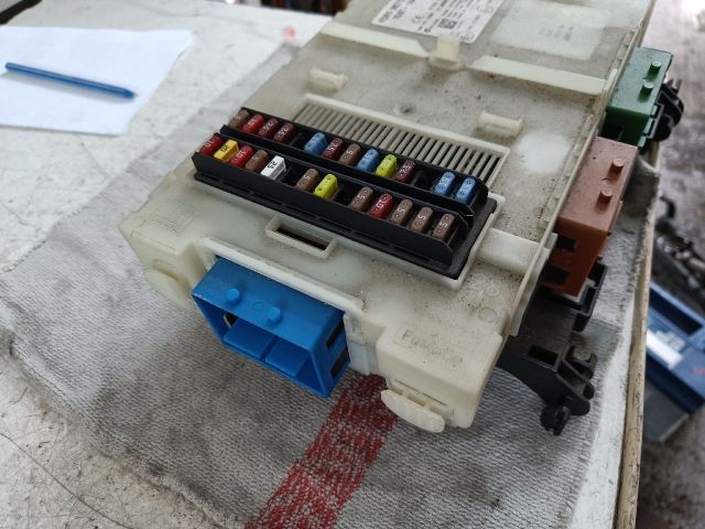 bontott FORD MONDEO IV Biztosítéktábla Utastér