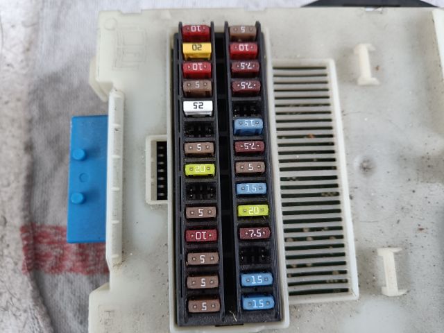 bontott FORD MONDEO IV Biztosítéktábla Utastér