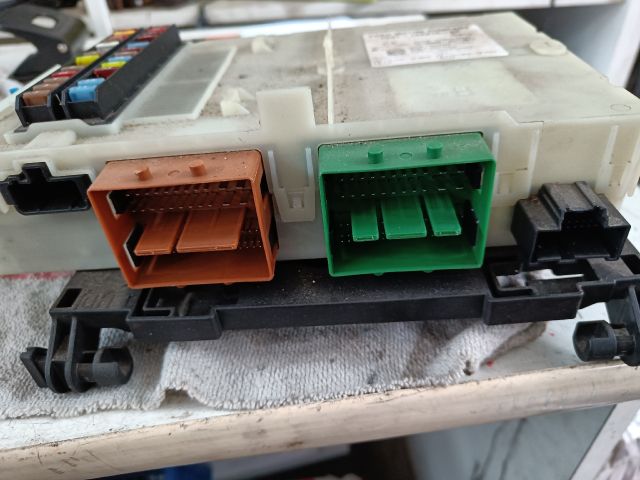 bontott FORD MONDEO IV Biztosítéktábla Utastér