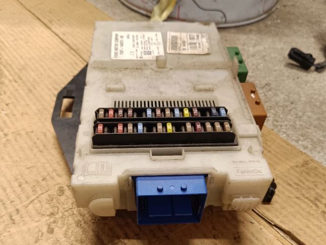 bontott FORD MONDEO IV Biztosítéktábla Utastér