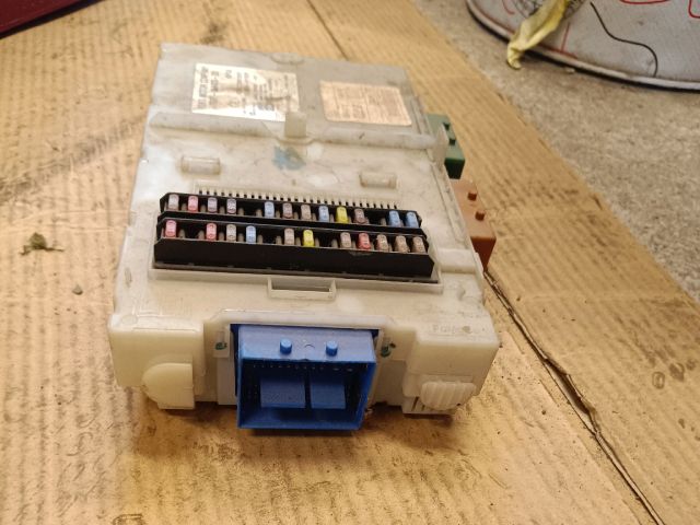 bontott FORD MONDEO IV Biztosítéktábla Utastér