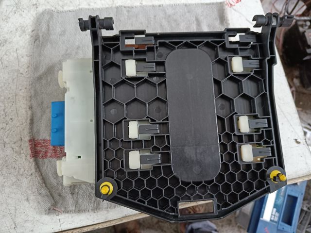 bontott FORD MONDEO IV Biztosítéktábla Utastér