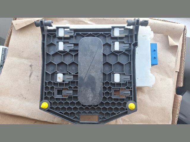 bontott FORD MONDEO IV Biztosítéktábla Utastér