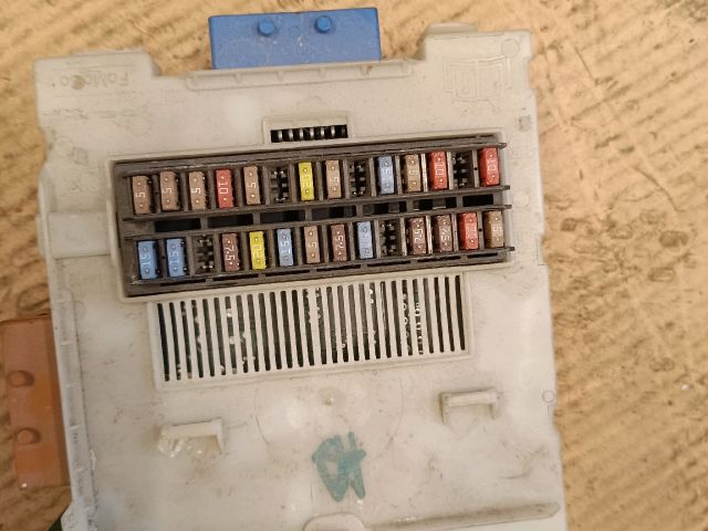 bontott FORD MONDEO IV Biztosítéktábla Utastér