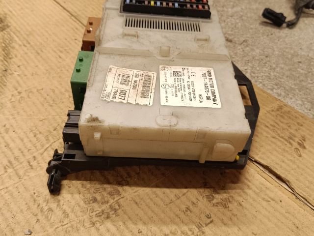 bontott FORD MONDEO IV Biztosítéktábla Utastér