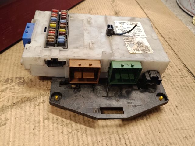 bontott FORD MONDEO IV Biztosítéktábla Utastér