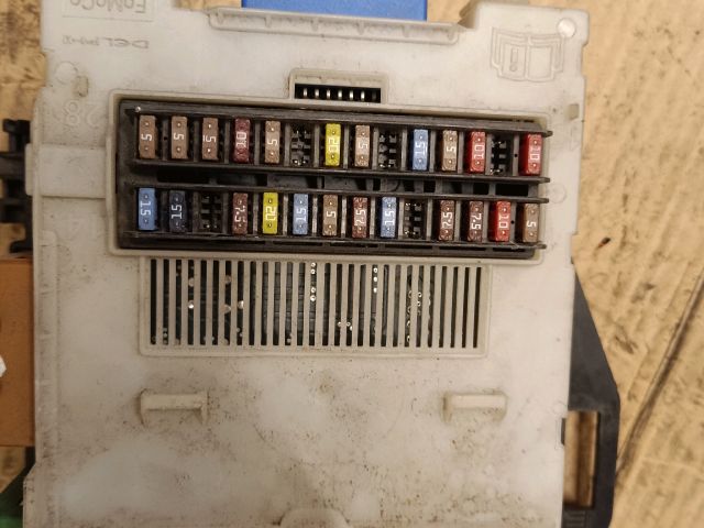 bontott FORD MONDEO IV Biztosítéktábla Utastér