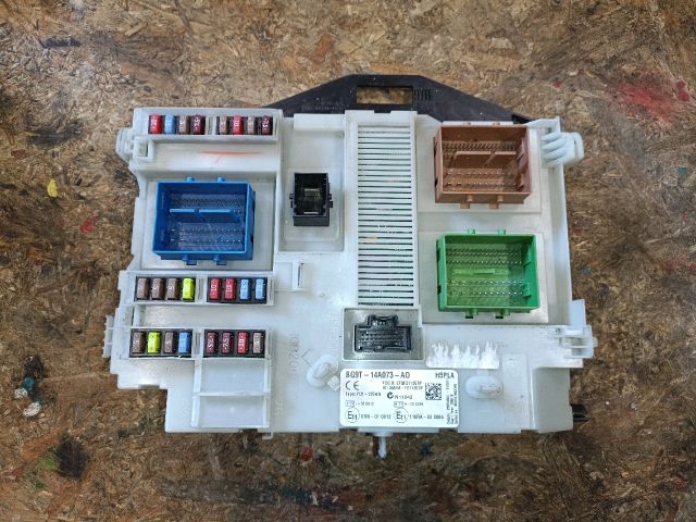 bontott FORD MONDEO IV Biztosítéktábla Utastér