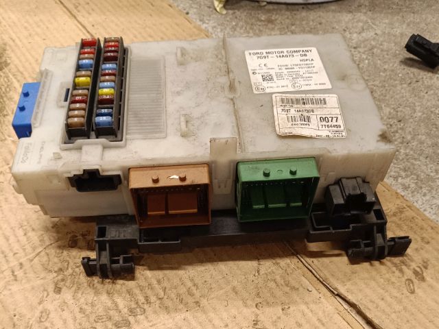 bontott FORD MONDEO IV Biztosítéktábla Utastér