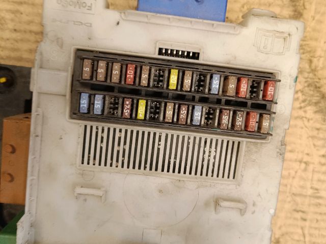 bontott FORD MONDEO IV Biztosítéktábla Utastér