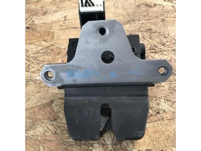 bontott FORD MONDEO IV Csomagtérajtó Ütköző