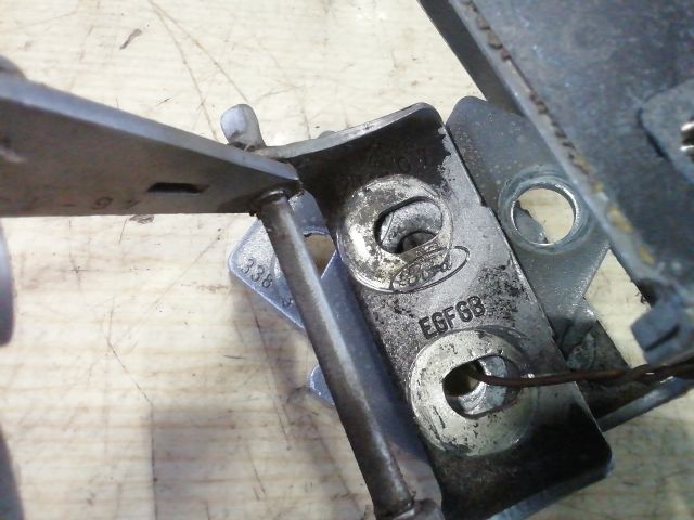 bontott FORD MONDEO IV Csomagtérajtó Zsanér