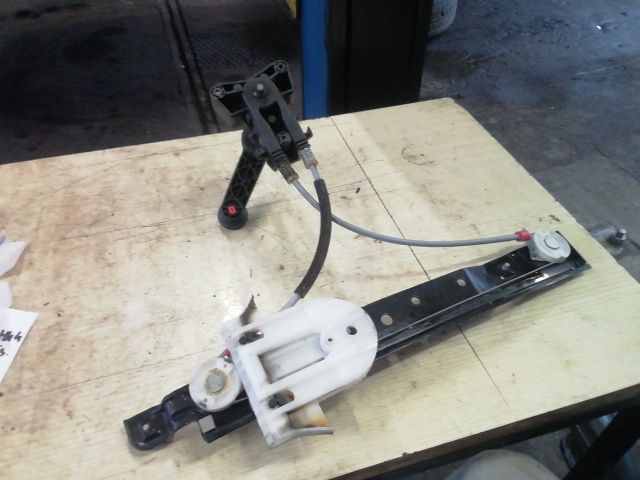 bontott FORD MONDEO IV Jobb hátsó Ablakemelő Szerkezet (Mechanikus)