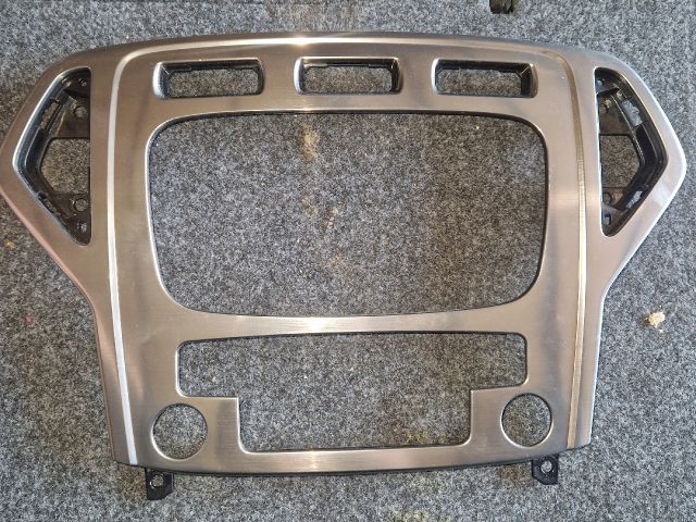 bontott FORD MONDEO IV Rádió / CD Keret