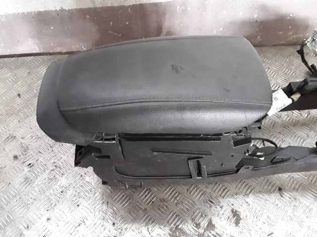 bontott FORD MONDEO V Könyöklő Tartó Konzol