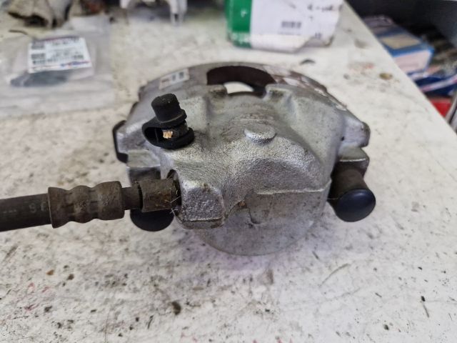 bontott FORD PUMA Bal első Féknyereg Munkahengerrel