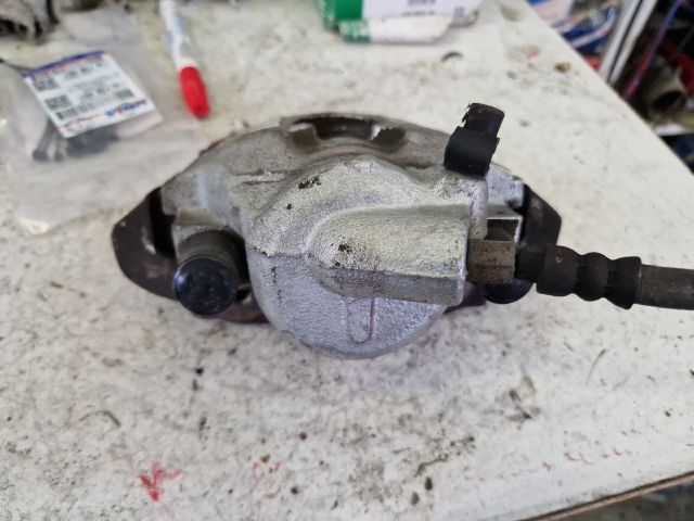 bontott FORD PUMA Jobb első Féknyereg Munkahengerrel