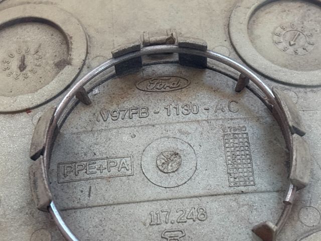 bontott FORD PUMA Felniközép (1 db)