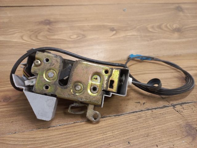 bontott FORD PUMA Jobb első Ajtózár