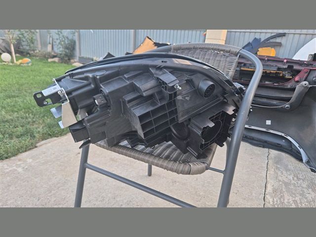 bontott FORD PUMA Jobb Fényszóró