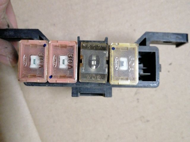 bontott FORD RANGER Biztosítéktábla Motortér