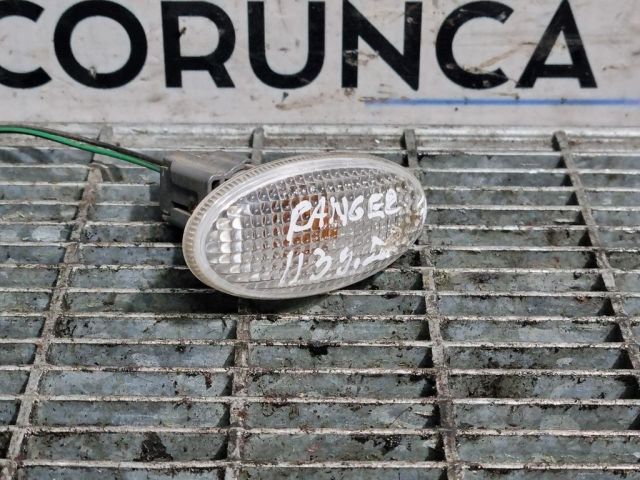 bontott FORD RANGER Jobb első Sárvédő Irányjelző