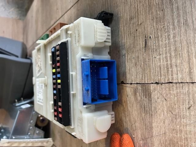 bontott FORD S-MAX Biztosítéktábla Utastér