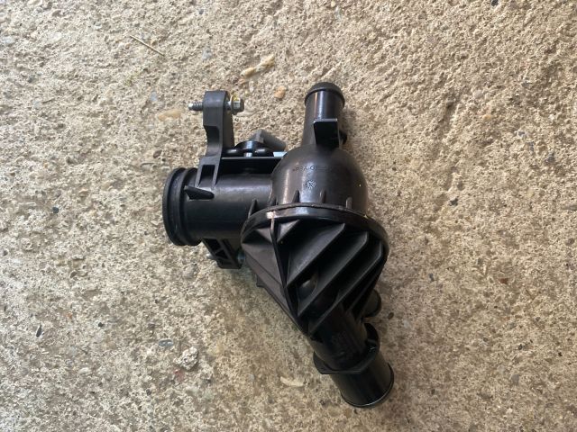 bontott FORD TRANSIT Termosztátház