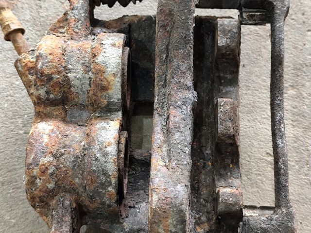 bontott FORD TRANSIT Jobb első Féknyereg Munkahengerrel