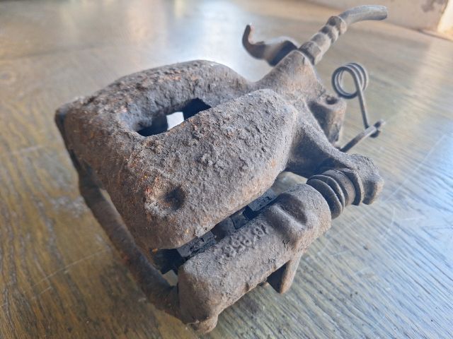 bontott FORD TRANSIT Bal hátsó Féknyereg Munkahengerrel