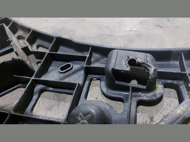 bontott FORD TRANSIT Bal első Lökhárító Tartó (Műanyag)