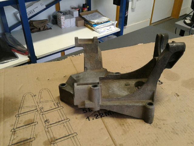 bontott FORD TRANSIT CONNECT Generátor Tartó Bak