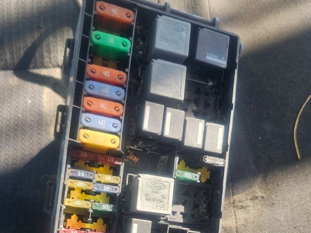 bontott FORD TRANSIT CONNECT Biztosítéktábla Motortér