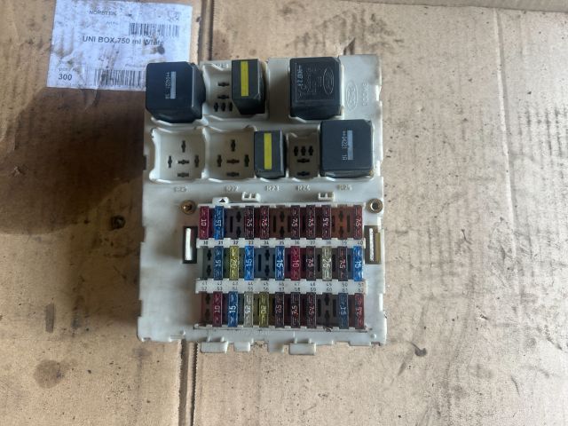 bontott FORD TRANSIT CONNECT Biztosítéktábla Doboz