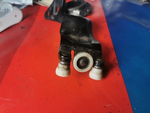 bontott FORD TRANSIT CONNECT Tolóajtó Sín Görgő