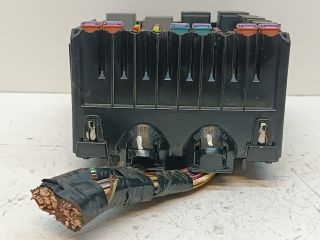 bontott FORD TRANSIT COURIER Biztosítéktábla Motortér