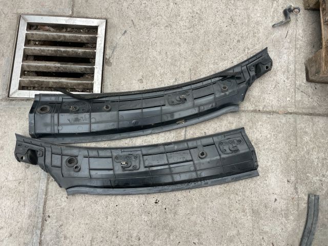 bontott FORD TRANSIT Jobb Szélvédő Alatti Vízelvezető Műanyag