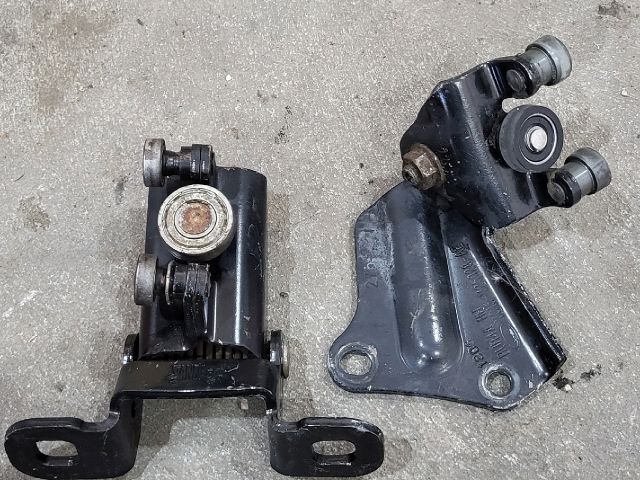 bontott FORD TRANSIT Tolóajtó Sín Görgő