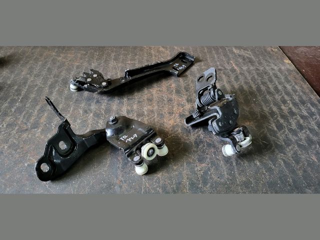 bontott FORD TRANSIT Tolóajtó Sín Görgő