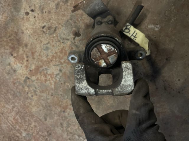 bontott HONDA ACCORD Bal hátsó Féknyereg Munkahengerrel