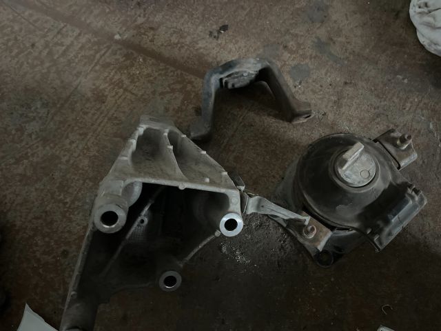 bontott HONDA ACCORD Motor Tartó Bak (Fém)