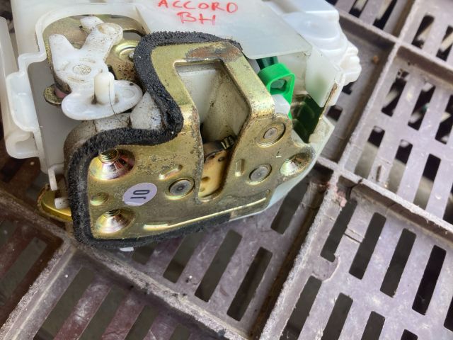 bontott HONDA ACCORD Bal hátsó Zárbetét