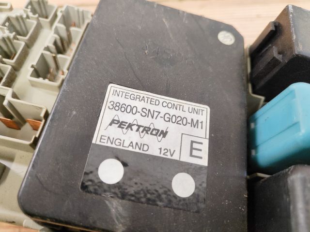 bontott HONDA ACCORD Biztosítéktábla Utastér