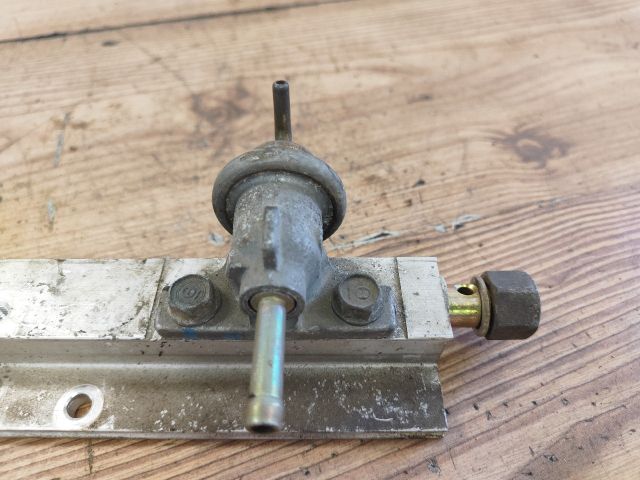 bontott HONDA CIVIC VI Porlasztó Sor / Híd