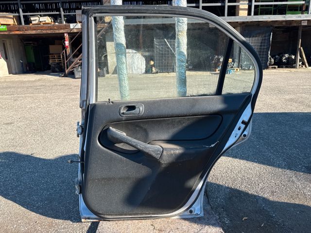bontott HONDA CIVIC VI Jobb hátsó Ajtó (Részeivel)