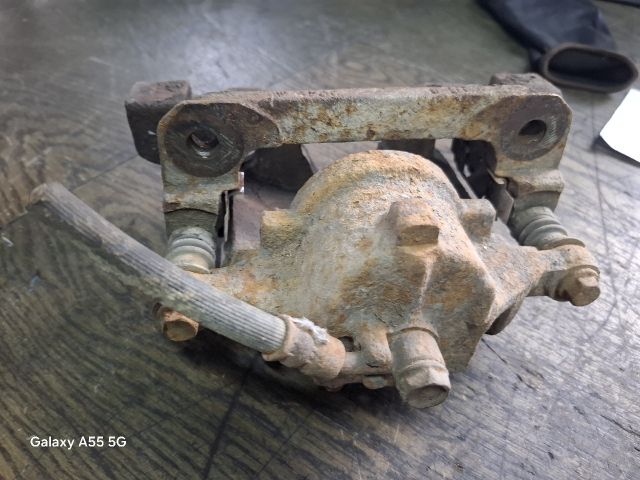 bontott HONDA CIVIC VII Bal első Féknyereg Munkahengerrel