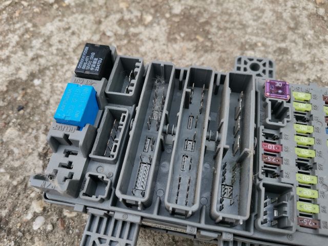 bontott HONDA CIVIC VIII Biztosítéktábla Utastér