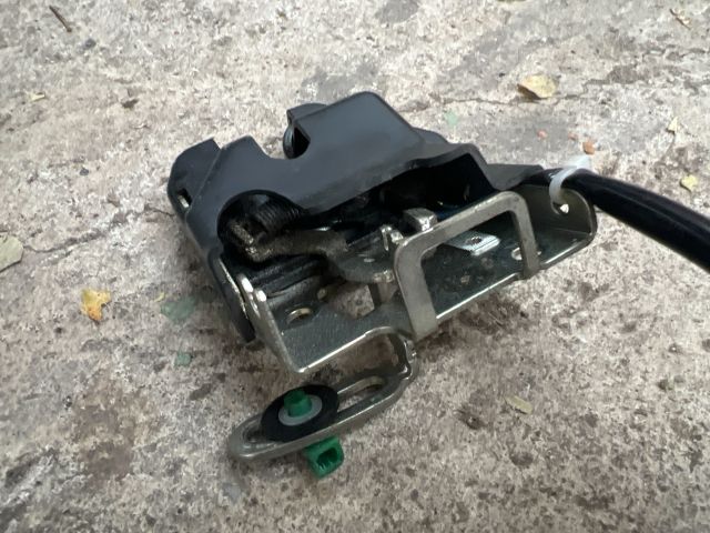 bontott HONDA CIVIC VIII Motorháztető Zárszerkezet