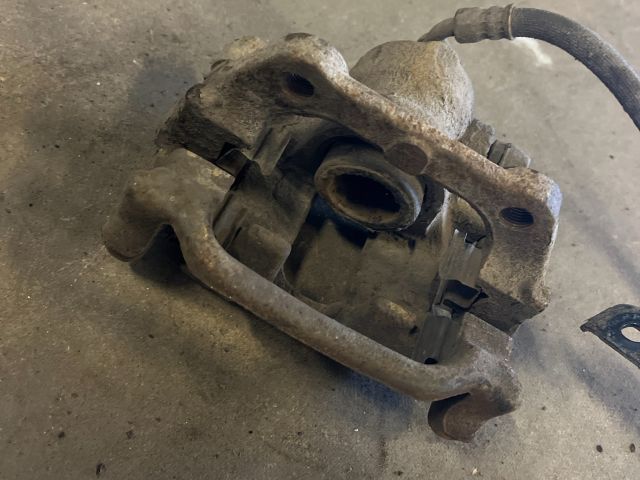 bontott HONDA CR-V Bal hátsó Féknyereg Munkahengerrel