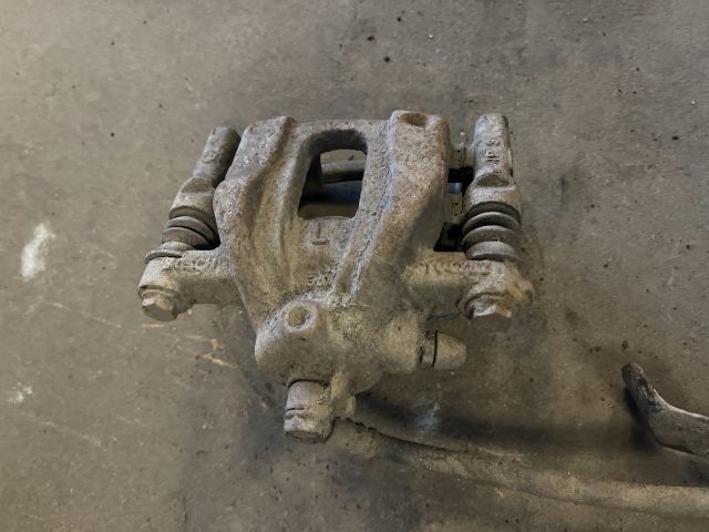 bontott HONDA CR-V Bal hátsó Féknyereg Munkahengerrel